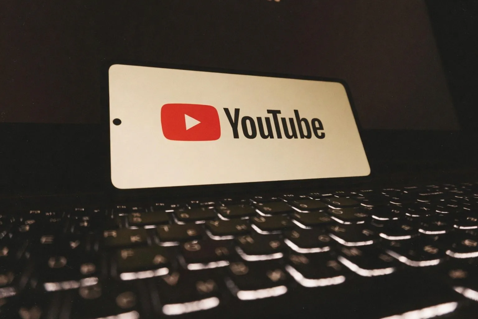 Судебный иск против YouTube из-за аддиктивного дизайна: последствия для алгоритмов