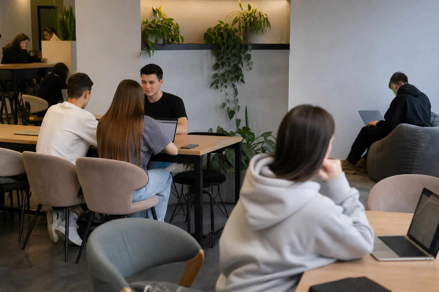 TikTok запускает новые меры по повышению ИИ-грамотности пользователей